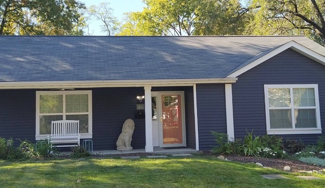 Cute 2-Bed 2- Bath Cottage in Kirkwood MO