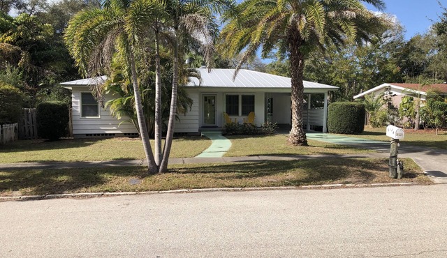 Cute 2 Bedroom 2 bath Home In Great Neighborhood.