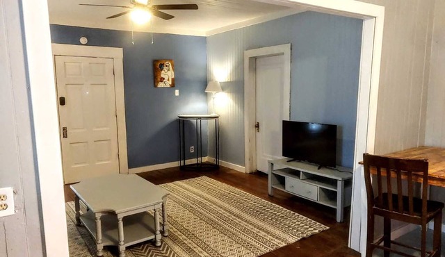Cute 2 Bedroom 2 Miles From Downtown