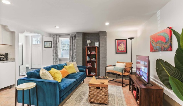 Cute 2 Bedroom Close to Streetcar & Restaurants