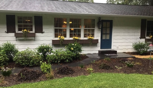 Cute 2 bedroom cottage with big closed in screen porch
