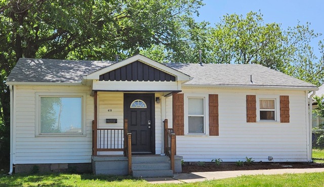 Cute 2-bedroom Farmhouse Style House near OBU in Shawnee!
