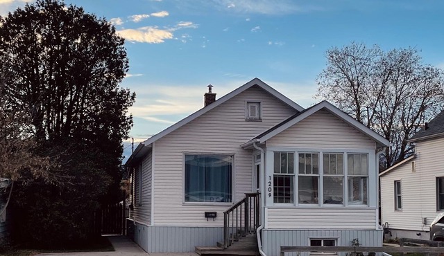 Cute 2 bedroom home, great for work, family or friends.
