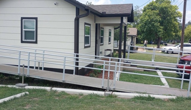 Cute 2-bedroom house. WiFi & handicapped accessible near all Hosp. and colleges.