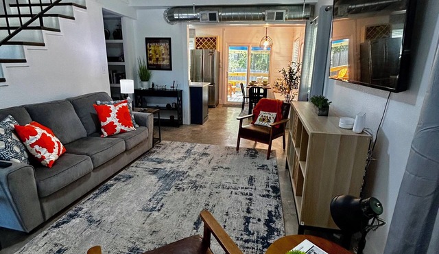 Cute 2-bedroom townhome with WiFi, AC close to downtown Austin