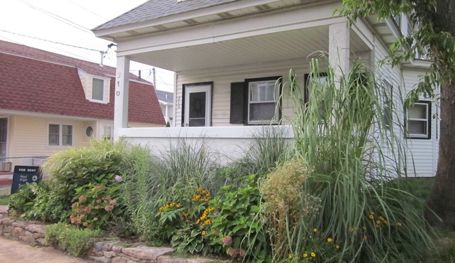 Cute 2 BR 1 Bath 1-1/2 Blocks to the Beach