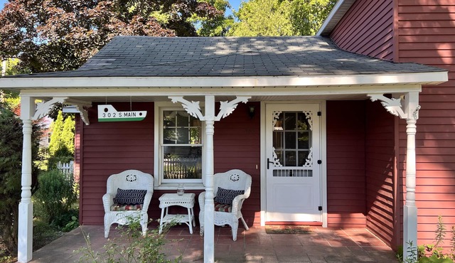 Cute 2 BR Cottage +Den, Sleeps 6, One Block from Van’s Beach, Two Blocks to Town