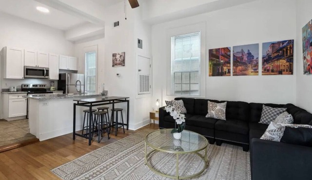 Cute 2bed 1bath, close to French Q, Bourbon St & Frenchmen St. Free street park