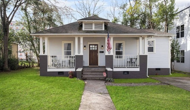 Cute 3 Bed Bungalow Blocks from Downtown