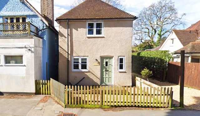 Cute 3-bedrm cottage, central village location, 5 mins walk from station