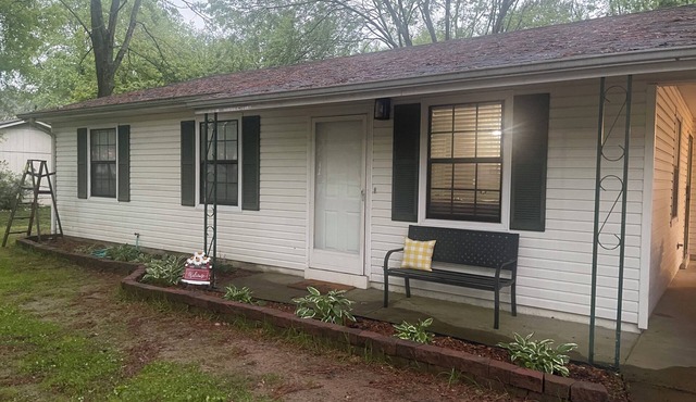Cute 3 bedroom 1 bath on quiet street in Martin,Tn .pet friendly and sleeps 8