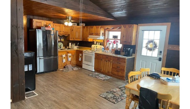 Cute 3 bedroom cabin with view of jay peak
