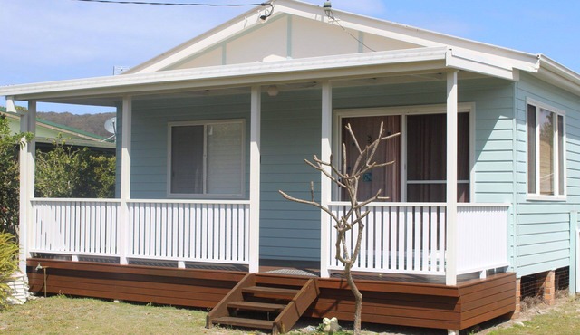 Cute 3 bedroom cottage a short stroll to the beaches, creek and club.
