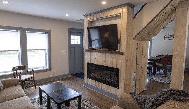 Cute 3 Bedroom House 100yards to Downtown