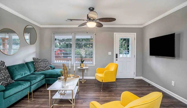 Cute 3 bedroom near ATL Airport w/King Bed & Den