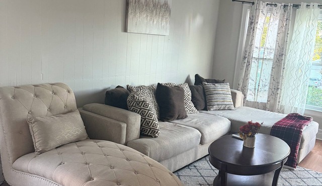 Cute 3BR Upper Unit Home in South Buffalo near downtown