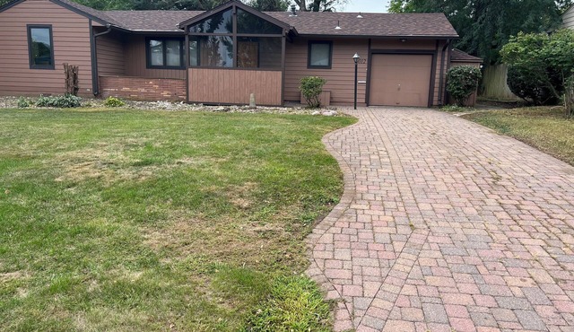 Cute 4-5 Bedroom Home with 2 Gorgeous Bathrooms Close to Stadium