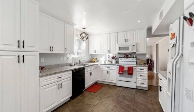 Cute 4 bed/2.5 bath Home w/Pool - Sleeps 12! 30 night min