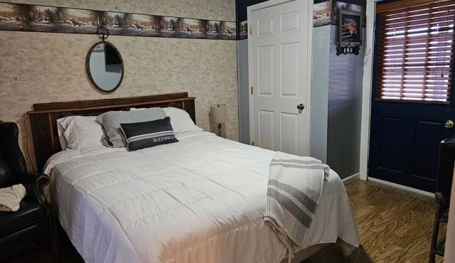 Cute and comfy bedroom with 1 queen bed/private bath