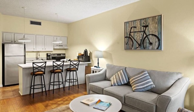 Cute and Comfy Retreat on Sanibel Island, Pool, Bikes