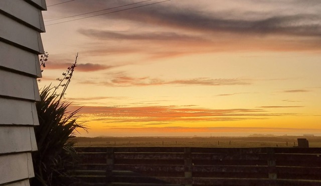 Cute and cosy farm cottage on the famous Stent Road Surf Break
