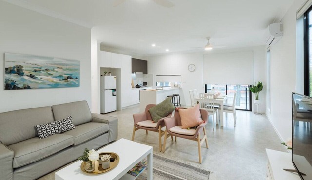 Cute and Cosy Townhouse, Central GC location