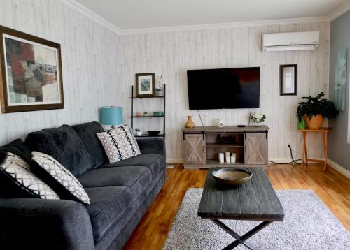 Cute and cozy 3 bedroom apartment centrally located