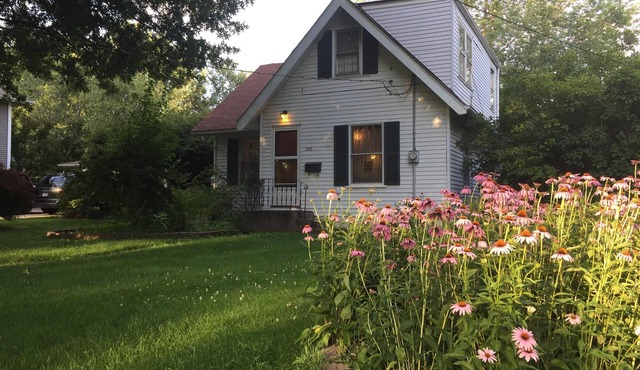 Cute and Cozy 3BR House with Parking