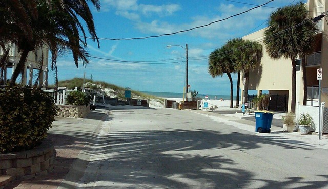 Cute and Cozy Beach Bungalow. Steps to the Beach. Free off-street Parking!
