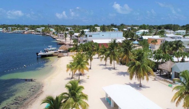 Cute and Cozy Cottage on a Corner Lot - Close to Dock and Beach!