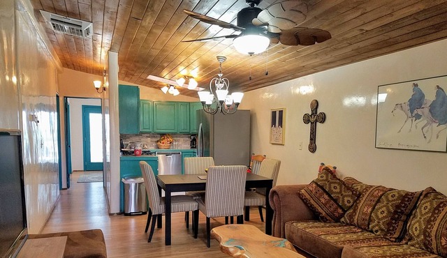 Cute and cozy guest house with sun room 2 miles from the historic plaza
