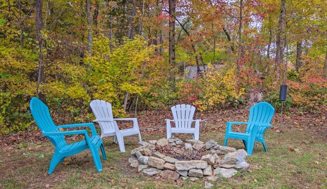 Cute and Cozy Hendersonville Getaway with Yard!