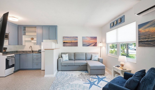 Cute and Cozy Island Bungalow, newly remodeled and a short walk to the beach