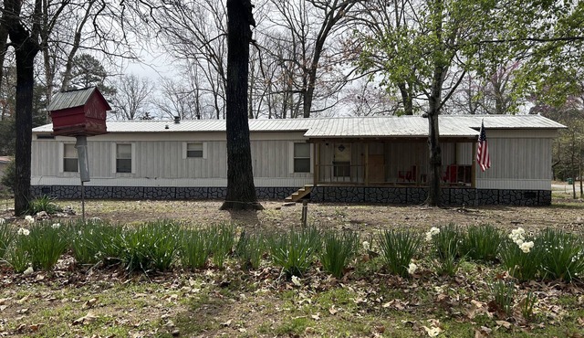 Cute and cozy lake house! Sleeps 10! 1 mile from lake access!