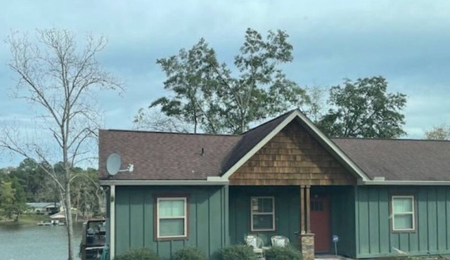 Cute and Cozy Lakehouse