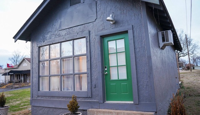 Cute and Cozy, pet friendly home in downtown Cotter!n