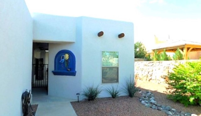 Cute and Quaint Detached Studio Casita