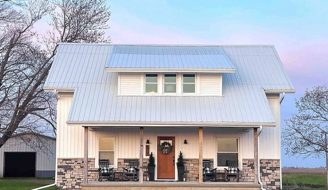 Cute and Quaint Farmette w/Hot Tub