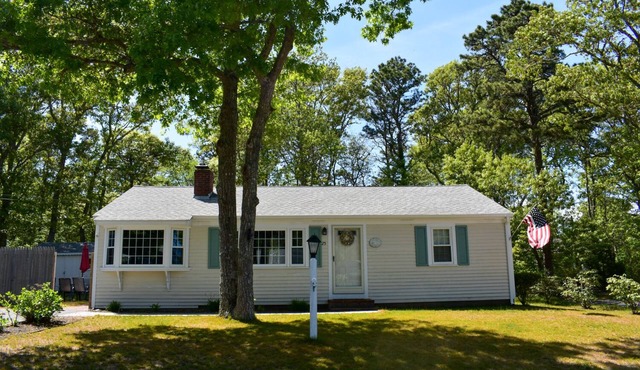 Cute and well maintained 3 bedroom, 1 bath home w/air