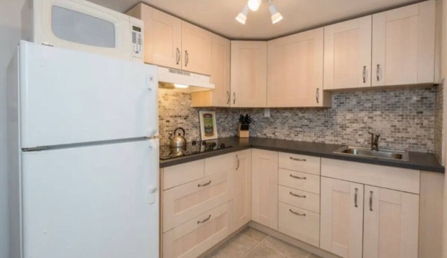 Cute Apartment with Wifi, Easy Stroll to Subway