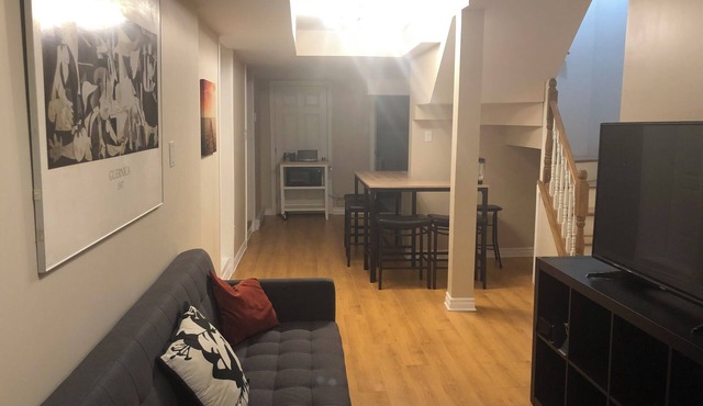 Cute appartement close to green subway line in quiet neighborhood.