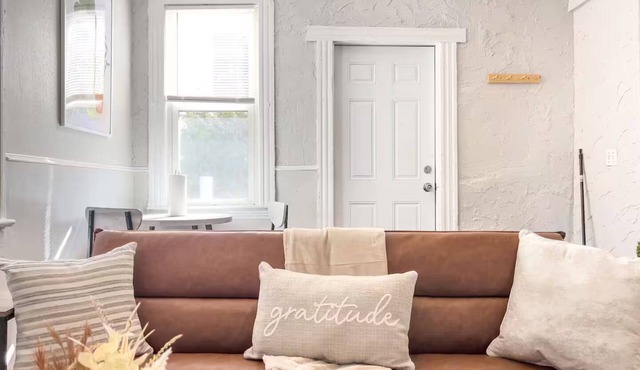 Cute Apt · Little Italy · Fast Wifi · Cozy Bed
