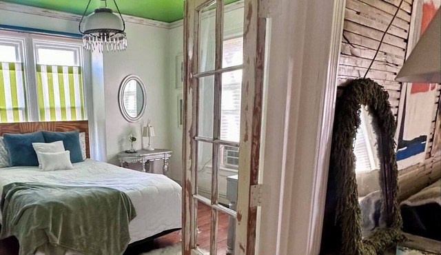 Cute & Artsy Condo 1mi from Crystal lake, & 7mi from Frankfort