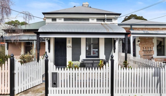 Cute as a Button - Picket Fence 3 Bed Stylish Home