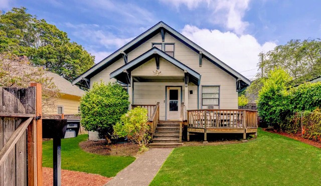 Cute as Hell!n2-bedroom building in adorable North Tacoma with cool AC comfort!