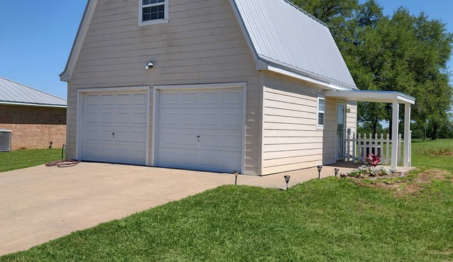 Cute barn style 2-story BnB, between Brenham and Round Top! Great farm views!