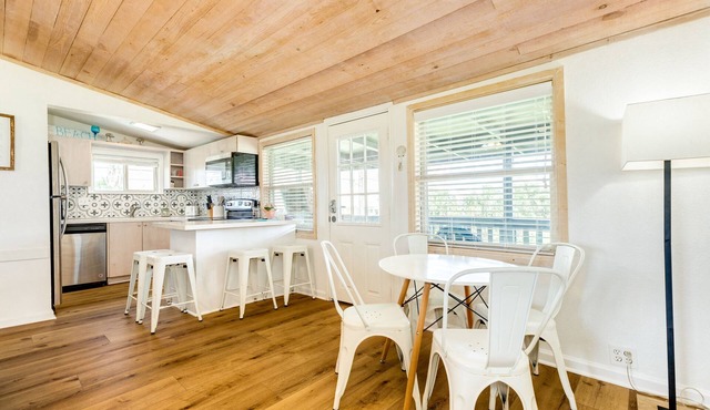 Cute Beach Bungalow. Walk to the Beach!