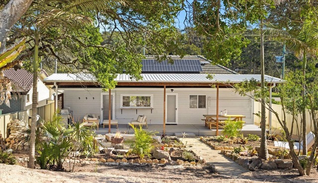 Cute Beach Cottage - Absolute Beach Front.