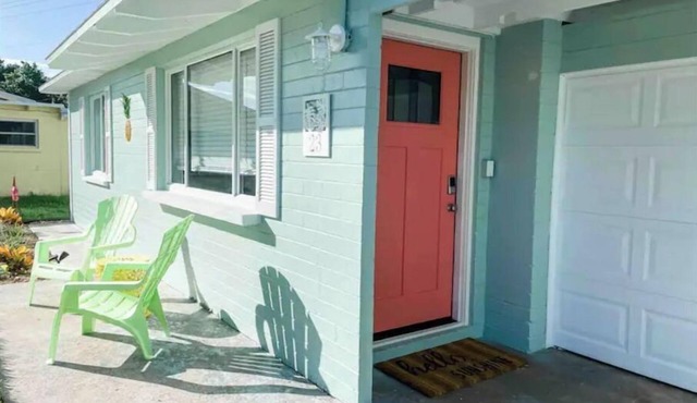 Cute Beach House half a block from the beach 🏝