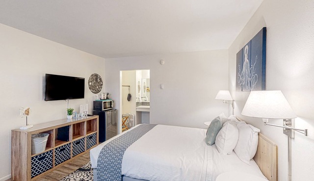 Cute beach room with fast WiFI - walk to downtown shops & eats